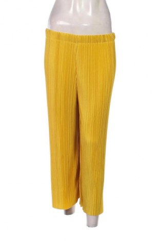 Дамски панталон Bershka, Размер M, Цвят Жълт, Цена 11,60 лв.