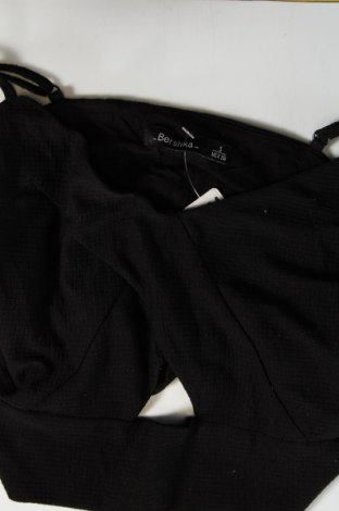 Γυναικείο αμάνικο μπλουζάκι Bershka, Μέγεθος S, Χρώμα Μαύρο, Τιμή 8,04 €