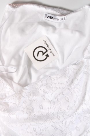 Γυναικείο αμάνικο μπλουζάκι Fb Sister, Μέγεθος XS, Χρώμα Λευκό, Τιμή 3,22 €