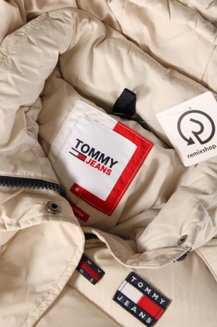 Γυναικείο μπουφάν Tommy Jeans, Μέγεθος M, Χρώμα Εκρού, Τιμή 194,49 €