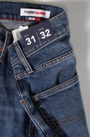 Męskie jeansy Tommy Jeans, Rozmiar M, Kolor Niebieski, Cena 378,99 zł