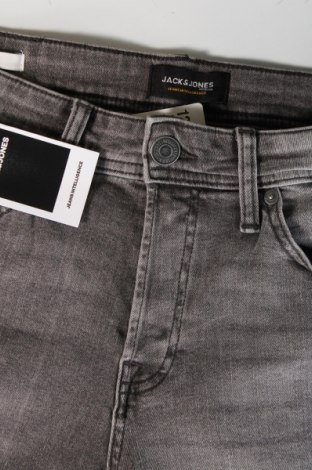 Мъжки къс панталон Jack & Jones, Размер S, Цвят Сив, Цена 32,80 лв.