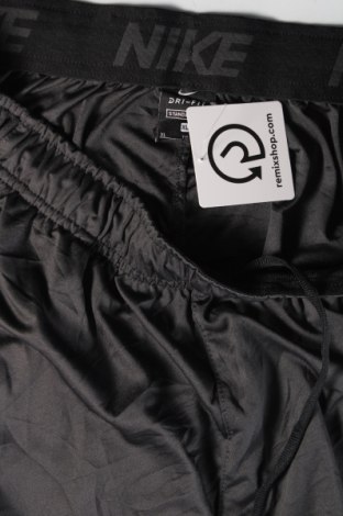 Мъжки къс панталон Nike, Размер L, Цвят Сив, Цена 34,00 лв.