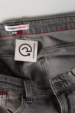 Мъжки къс панталон Tommy Jeans, Размер L, Цвят Сив, Цена 109,00 лв.