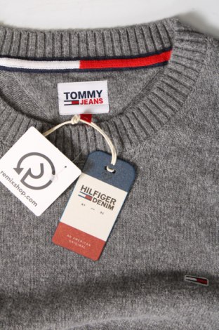 Мъжки пуловер Tommy Jeans, Размер XL, Цвят Сив, Цена 91,49 лв.