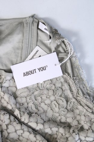 Kleid About You, Größe XS, Farbe Grau, Preis € 26,37
