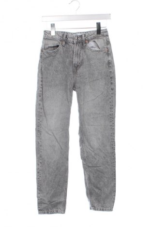 Дамски дънки Bershka, Размер XS, Цвят Сив, Цена 29,99 лв.