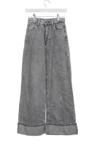 Dámské džíny  Bershka, Velikost XS, Barva Šedá, Cena  367,00 Kč
