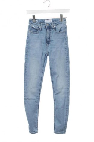 Дамски дънки Calvin Klein Jeans, Размер XXS, Цвят Син, Цена 157,99 лв.