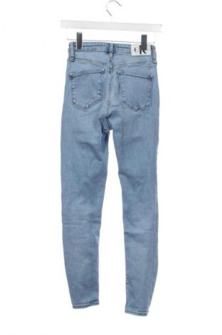 Дамски дънки Calvin Klein Jeans, Размер XXS, Цвят Син, Цена 157,99 лв.