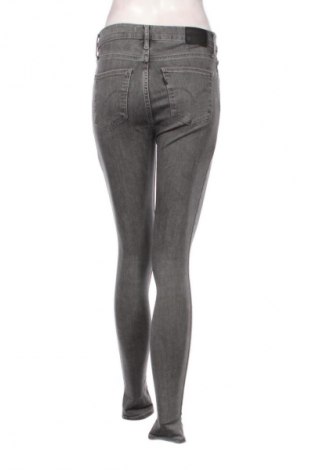 Damskie jeansy Levi's, Rozmiar S, Kolor Szary, Cena 98,99 zł