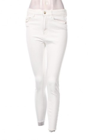 Blugi de femei Stradivarius, Mărime M, Culoare Alb, Preț 98,99 Lei