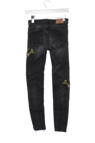 Dámske džínsy  Zara Trafaluc, Veľkosť XS, Farba Čierna, Cena  13,81 €