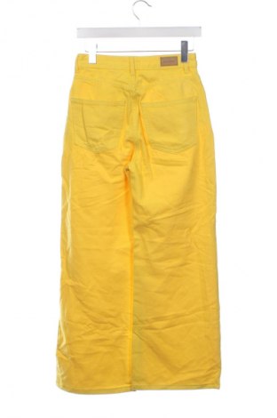Damskie spodnie Pull&Bear, Rozmiar XS, Kolor Żółty, Cena 95,99 zł