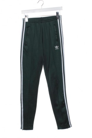 Дамско спортно долнище Adidas Originals, Размер XS, Цвят Зелен, Цена 93,99 лв.