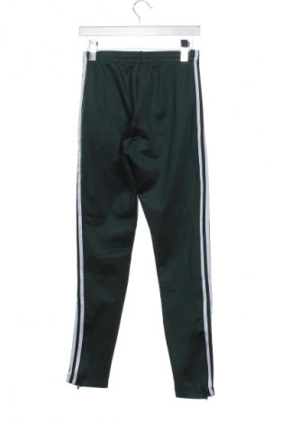 Дамско спортно долнище Adidas Originals, Размер XS, Цвят Зелен, Цена 93,99 лв.