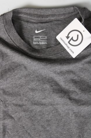 Детска тениска Nike, Размер 7-8y/ 128-134 см, Цвят Сив, Цена 59,00 лв.