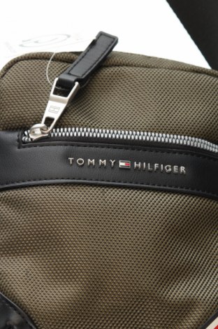 Чанта Tommy Hilfiger, Цвят Зелен, Цена 82,99 лв.