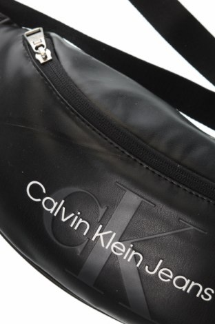 Чанта за кръст Calvin Klein Jeans, Цвят Черен, Цена 54,99 лв.