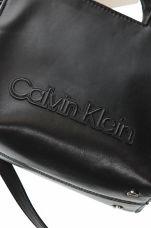 Дамска чанта Calvin Klein, Цвят Черен, Цена 218,29 лв.