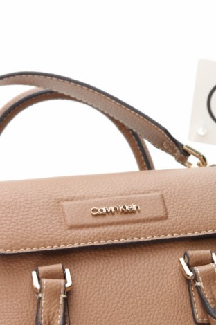 Γυναικεία τσάντα Calvin Klein, Χρώμα  Μπέζ, Τιμή 134,99 €