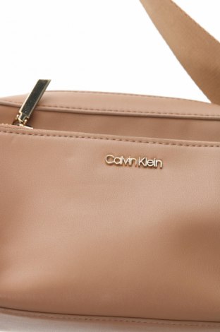 Дамска чанта Calvin Klein, Цвят Кафяв, Цена 96,49 лв.