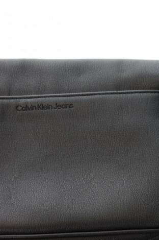 Дамска чанта Calvin Klein Jeans, Цвят Черен, Цена 67,99 лв.