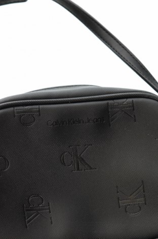 Дамска чанта Calvin Klein Jeans, Цвят Черен, Цена 82,99 лв.