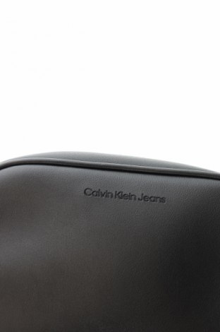 Дамска чанта Calvin Klein Jeans, Цвят Черен, Цена 82,99 лв.