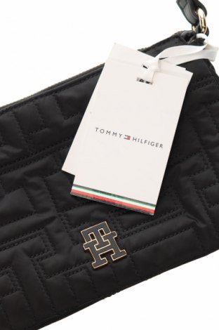 Дамска чанта Tommy Hilfiger, Цвят Черен, Цена 73,49 лв.