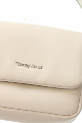 Дамска чанта Tommy Jeans, Цвят Бежов, Цена 111,29 лв.