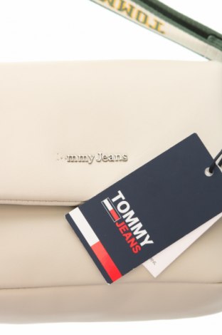 Дамска чанта Tommy Jeans, Цвят Бежов, Цена 151,99 лв.