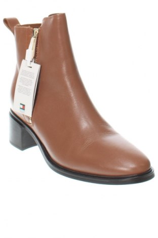 Botine de damă Tommy Hilfiger, Mărime 40, Culoare Maro, Preț 541,99 Lei