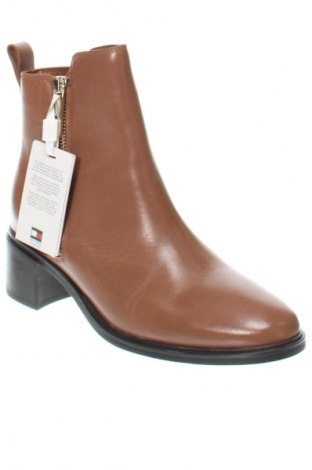 Botine de damă Tommy Hilfiger, Mărime 38, Culoare Maro, Preț 541,99 Lei