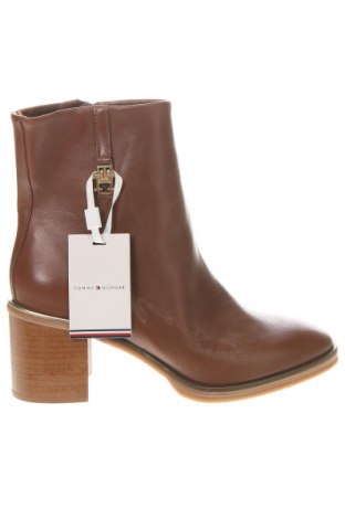 Botine de damă Tommy Hilfiger, Mărime 39, Culoare Maro, Preț 809,99 Lei