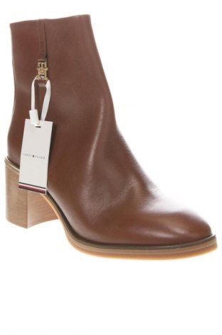 Botine de damă Tommy Hilfiger, Mărime 41, Culoare Maro, Preț 445,99 Lei