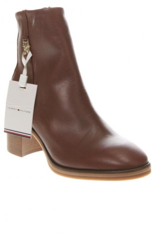 Botine de damă Tommy Hilfiger, Mărime 38, Culoare Maro, Preț 639,99 Lei