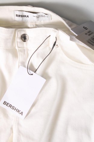 Γυναικείο Τζίν Bershka, Μέγεθος M, Χρώμα Λευκό, Τιμή 16,49 €