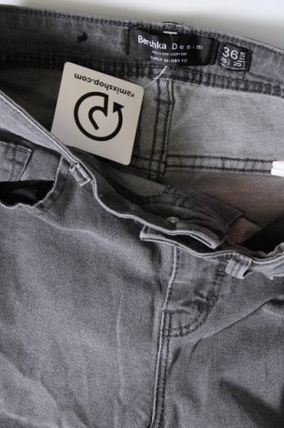 Γυναικείο Τζίν Bershka, Μέγεθος S, Χρώμα Γκρί, Τιμή 5,99 €