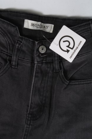 Дамски дънки Monday Denim, Размер XS, Цвят Сив, Цена 9,99 лв.