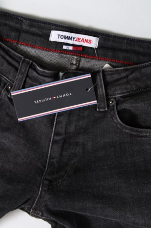 Дамски дънки Tommy Jeans, Размер M, Цвят Сив, Цена 85,99 лв.