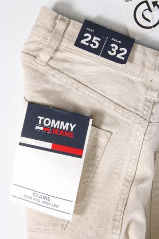 Дамски дънки Tommy Jeans, Размер S, Цвят Екрю, Цена 66,79 лв.