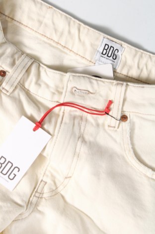 Γυναικείο κοντό παντελόνι BDG, Μέγεθος M, Χρώμα Εκρού, Τιμή 8,73 €