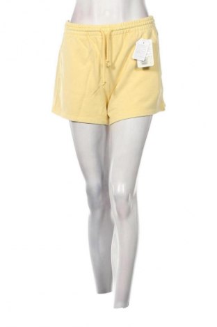 Дамски къс панталон Levi's, Размер XS, Цвят Жълт, Цена 108,00 лв.
