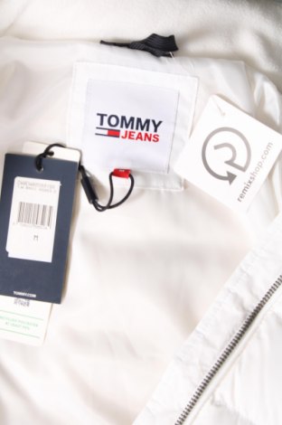 Γυναικείο μπουφάν Tommy Jeans, Μέγεθος M, Χρώμα Λευκό, Τιμή 235,99 €