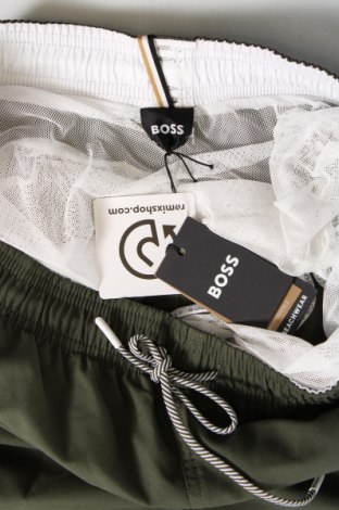 Pantaloni scurți de bărbați BOSS, Mărime M, Culoare Verde, Preț 291,49 Lei