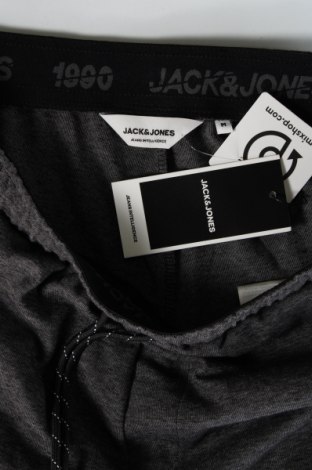 Pánske kraťasy  Jack & Jones, Veľkosť M, Farba Sivá, Cena  42,27 €