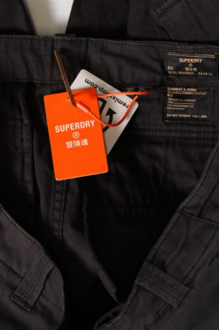 Ανδρικό κοντό παντελόνι Superdry, Μέγεθος M, Χρώμα Γκρί, Τιμή 32,30 €