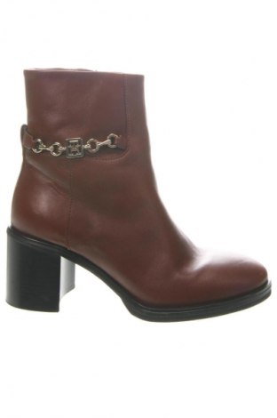 Дамски боти Tommy Hilfiger, Размер 38, Цвят Кафяв, Цена 187,99 лв.