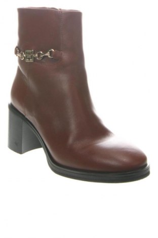 Дамски боти Tommy Hilfiger, Размер 38, Цвят Кафяв, Цена 187,99 лв.